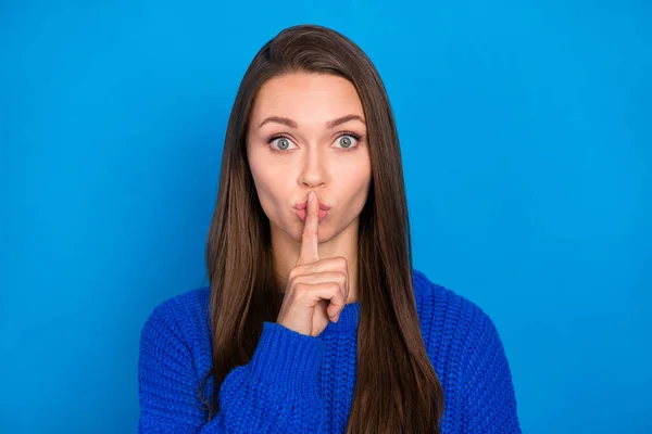 Retrato Atraente Misteriosa Menina Cabelos Castanhos Mostrando Shh Sinal Notícias — Fotografia de Stock