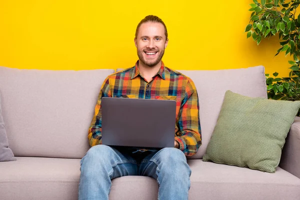 Foto Hombre Alegre Sentarse Sofá Mantenga Netbook Trabajo Remoto Concepto — Foto de Stock