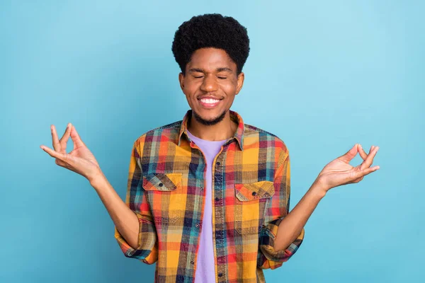 Foto Van Grappige Duizendjarige Brunet Man Houd Vingers Dragen Geruite — Stockfoto