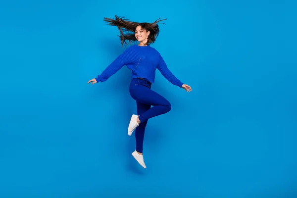 フル長いボディサイズビューの魅力的な陽気な屈託のない女の子ジャンプ愚かに孤立した上の明るい青の色の背景 — ストック写真