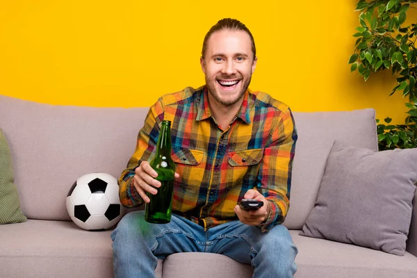 Foto Chico Alegre Sentarse Sofá Mantenga Control Remoto Beber Cerveza — Foto de Stock