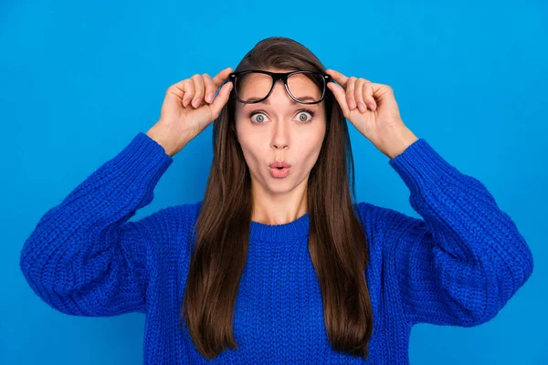 Ritratto Attraente Stupito Ragazza Dai Capelli Castani Toccando Specifiche Reazione — Foto Stock