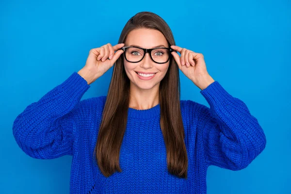 Retrato Contenido Alegre Atractivo Morena Chica Nerd Tocando Especificaciones Aisladas —  Fotos de Stock