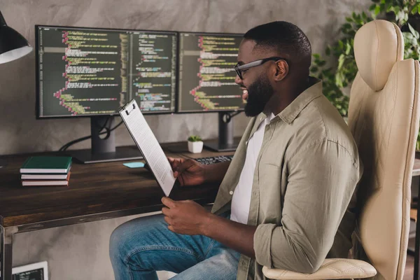 Profil Portrait Von Selbstbewussten Erfolgreichen Hacker Sitzen Stuhl Halten Lesen — Stockfoto