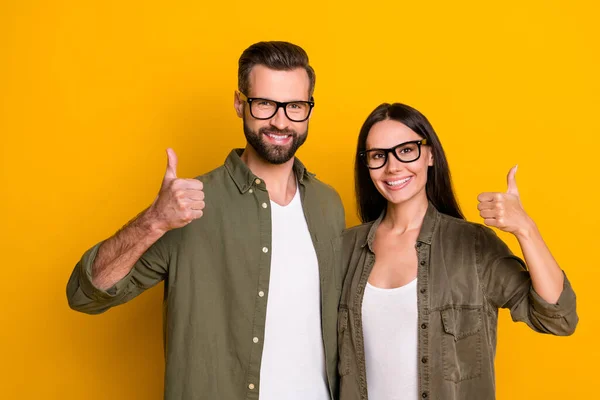 Foto Van Hooray Millennial Brunet Paar Duim Slijtage Shirts Geïsoleerd — Stockfoto