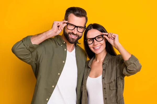Foto Von Jungen Fröhlichen Paar Intelligente Brille Augenarzt Blick Vision — Stockfoto