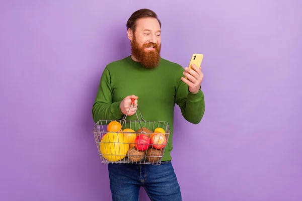 Bild Stilig Glad Kille Hålla Frukt Korg Använda Telefon Isolerad — Stockfoto