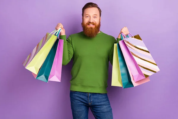 明るい気分の写真若い男が週末に買い物に行く紫色の背景に隔離された服を購入する — ストック写真