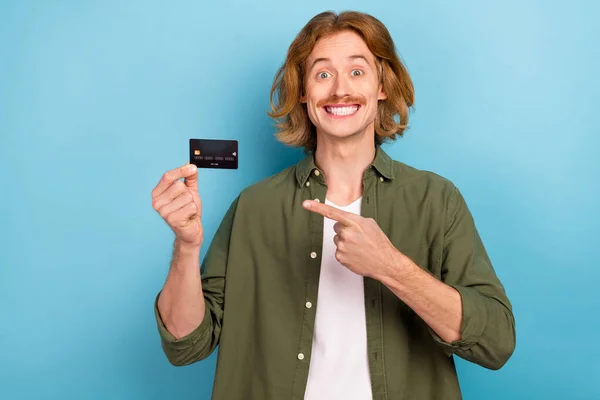 Portret Van Aantrekkelijke Funky Vrolijke Man Demonstreren Bankkaart Nfc Geld — Stockfoto