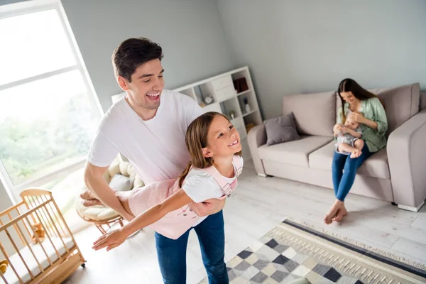 Photo Beautiful Peaceful Family Father Play Flight Daughter Mother Sit — Stock Photo, Image