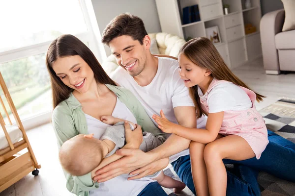 Foto Abraço Familiar Idílico Positivo Encantador Cheio Abraço Desfrutar Manhã — Fotografia de Stock