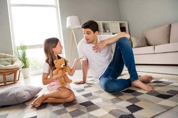 Full Length Portrait Two Friendly People Dad Daughter Sitting Carpet — Stock Photo, Image