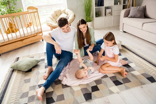 Foto Corpo Inteiro Família Idílica Pacífica Sentar Tapete Chão Jogar — Fotografia de Stock