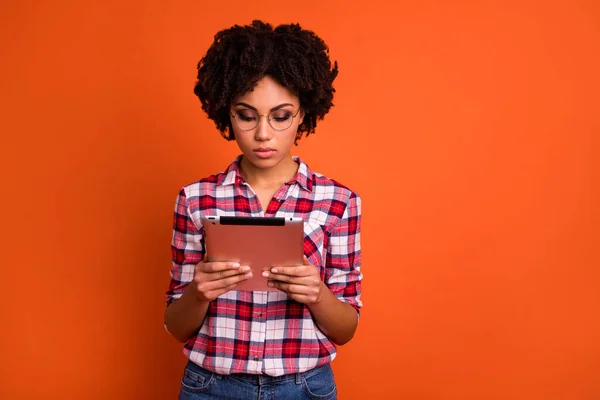 Photo Lady Learning High School Project Using Tablet Gadget Read — Stock Photo, Image