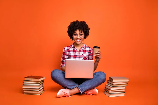 Volledige Foto Van Aantrekkelijke Vrolijke Dame Houden Koffie Gebruik Netbook — Stockfoto