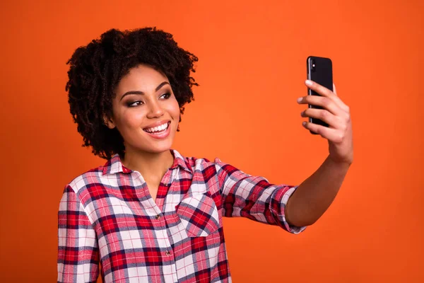 Fotografie Pozitivní Veselá Dáma Použít Gadget Aby Selfie Video Volání — Stock fotografie