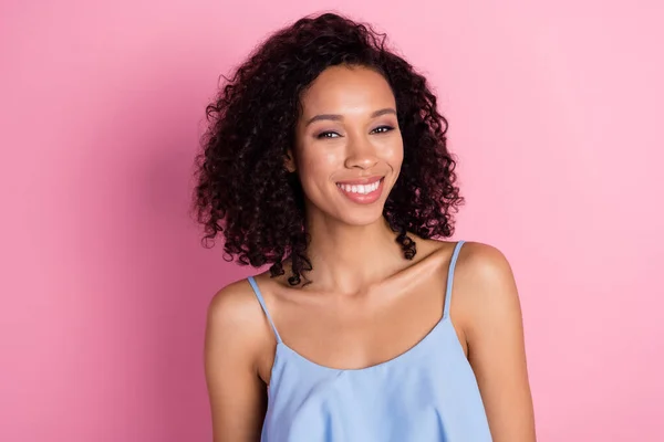 Foto Adorable Peinado Rizado Positivo Dama Dentadura Radiante Sonrisa Aislada — Foto de Stock