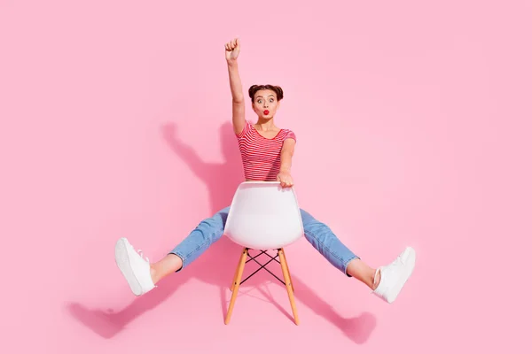 面白いです浮気女性の服を着た縞模様のTシャツ座って椅子上昇拳送信キス隔離されたピンク色の背景 — ストック写真