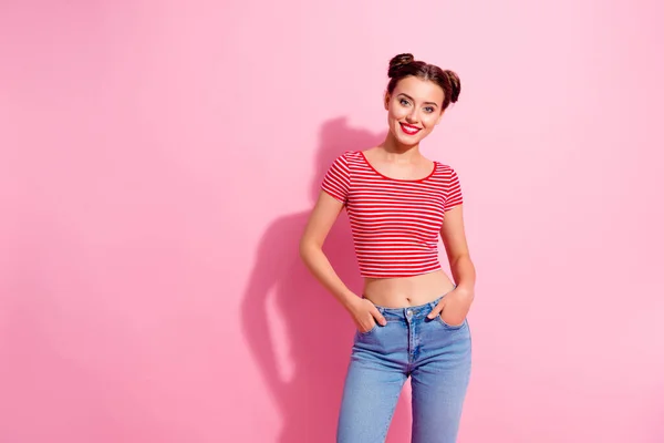 写真の可愛いです正若いです女性のポーズカメラホールド手でジーンズポケットに隔離されたピンク色の背景 — ストック写真