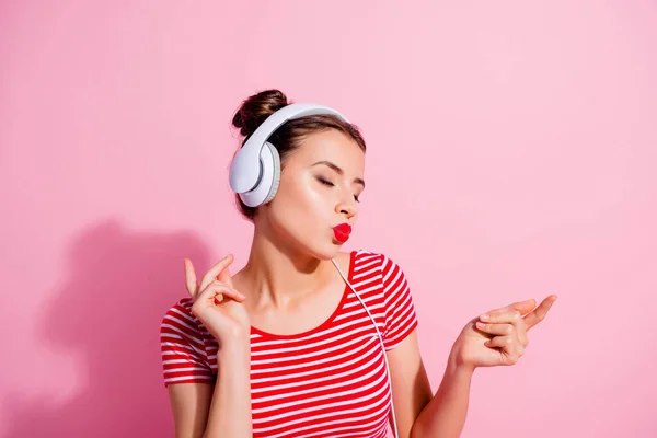 Foto Adorable Joven Hembra Disfrutando Canción Favorita Los Labios Cabezota — Foto de Stock