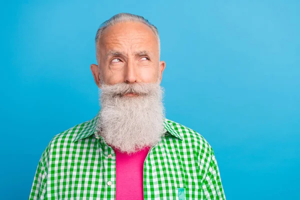 Retrato Homem Envelhecido Olhar Interessado Espaço Vazio Hesitar Isolado Fundo — Fotografia de Stock