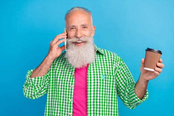 Фото Веселого Пожилого Человека Говорить Телефону Зубастый Улыбка Держать Чашку — стоковое фото
