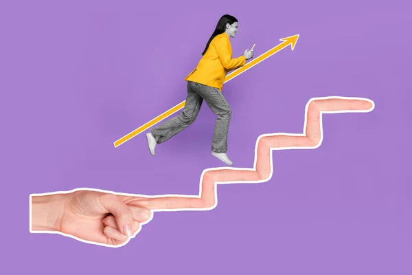 紫の背景に新しい仕事に向かってビジネスの女性をリードするキャリアの階段を演出拡大長い指の異常なクレイジーイメージのコラージュ — ストック写真