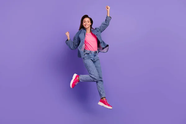 Teljes Test Fénykép Örömteli Meglepett Lány Jumping Emelje Öklöt Ünneplik — Stock Fotó