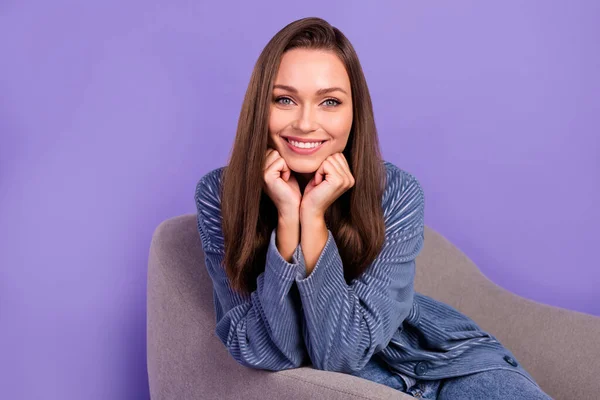 Retrato Jovens Braços Toque Maçãs Rosto Radiante Sorriso Sentado Cadeira — Fotografia de Stock