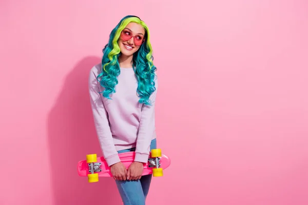 Retrato Positivo Menina Bonita Segurar Skate Dente Sorriso Olhar Espaço — Fotografia de Stock