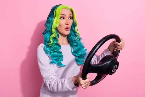 好奇心旺盛な狂気の若い女性のトレーニングの写真ピンクの色の背景に隔離された車の訪問駆動学校を駆動する方法 — ストック写真