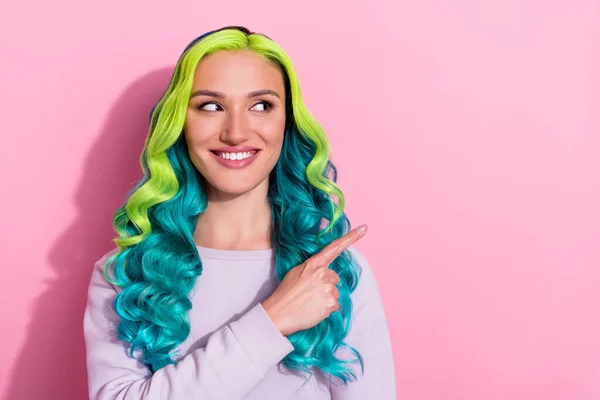 Foto Encantadora Menina Interessada Olhar Espaço Vazio Ver Produtos Shampoo — Fotografia de Stock