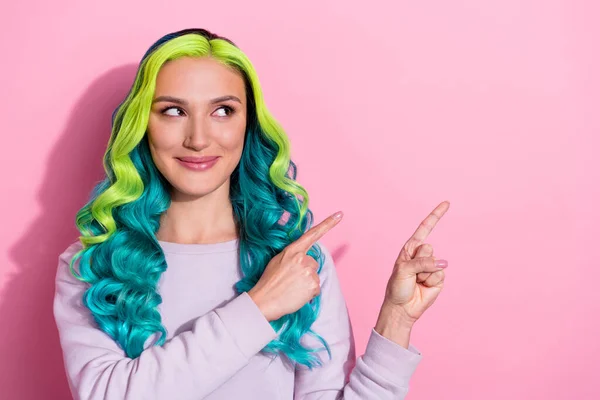 Foto Affascinante Studentessa Età Ragazza Con Capelli Vividi Sguardo Spazio — Foto Stock