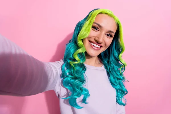 Φωτογραφία Της Νεαρής Εντυπωσιακής Κυρίας Ζωντανά Μαλλιά Λάβει Selfie Γυρίσματα — Φωτογραφία Αρχείου