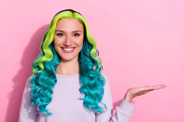 Fotografie Krásné Dívky Temperamentní Smaragdový Gradient Vlasy Doporučujeme Šampon Péče — Stock fotografie