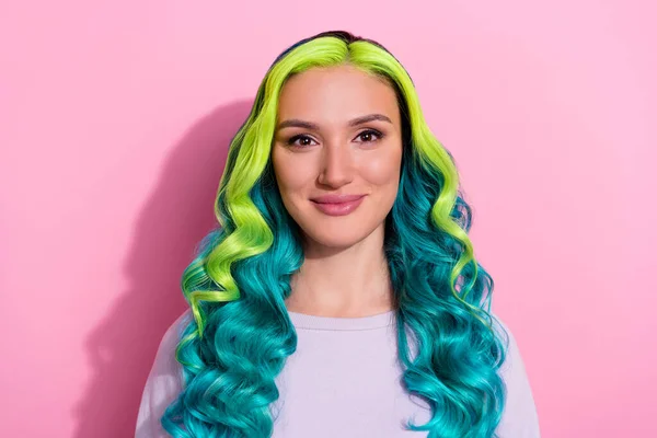 Retrato Joven Dama Hermosa Impresionante Con Pelo Vibrante Colorido Ondulado —  Fotos de Stock