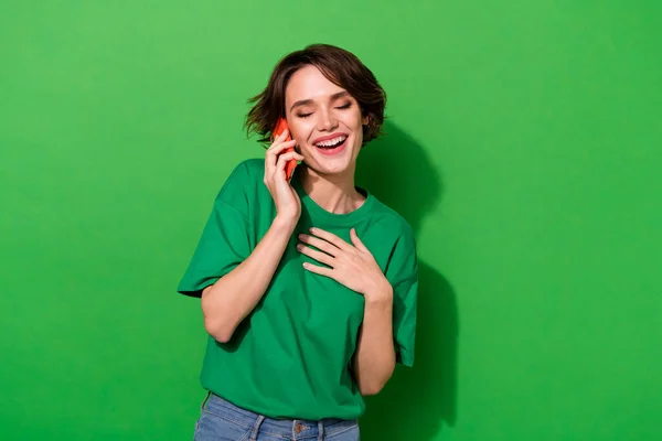 夢のようなファンキーな女性の写真カジュアルTシャツ通信現代的なガジェット隔離された緑の背景 — ストック写真