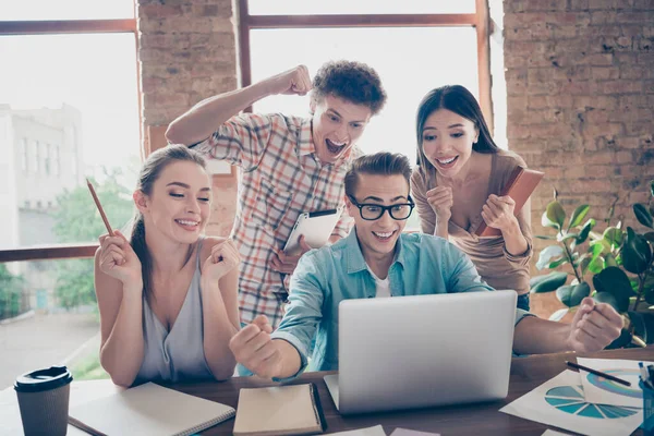 Foto Glada Överlycklig Grupp Gymnasieelever Glada Att Klara Examen Till — Stockfoto