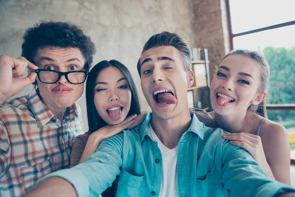 Bild Von Guter Laune Beim Herumalbern Zwei Männer Und Zwei — Stockfoto