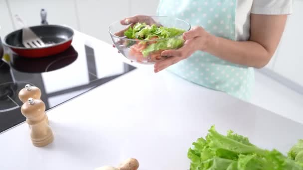 Müşteriler Için Yeşil Salata Yemeye Hazır Güzel Bir Kadın Yüksek — Stok video