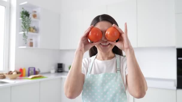 Забавна Домашня Домогосподарка Грає Двома Помідорами Сучасної Кухні Інтер Єру — стокове відео