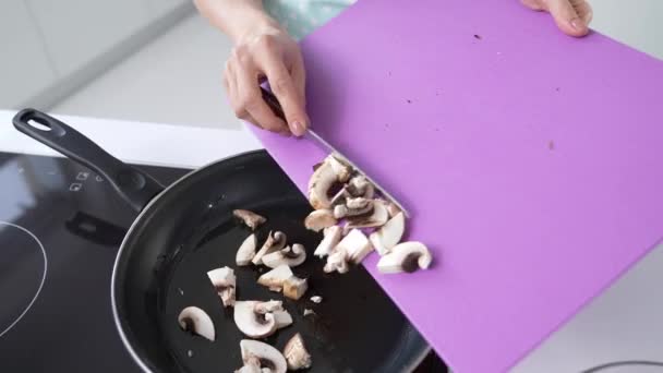 Visão Perto Cogumelos Cortados Frescos Que Fritam Panela Óleo Calor — Vídeo de Stock