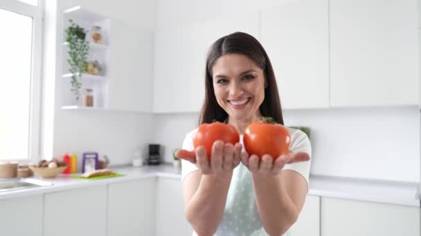 Çekici Hanımı Yemek Pişirme Sürecinin Video Blogunu Kaydediyor Yüksek Kalite — Stok video