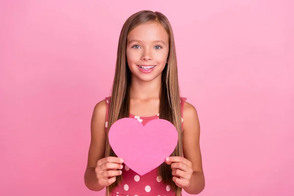 Retrato Positivo Adorável Pupila Braços Segurar Papel Cartão Símbolo Dente — Fotografia de Stock