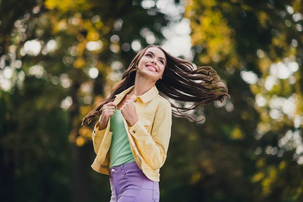 Retrato Chica Atractiva Alegre Pelo Largo Bailando Divirtiéndose Relajarse Lanzando —  Fotos de Stock