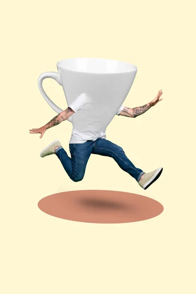 縦コラージュイメージのエネルギー人コーヒーカップ代わりに体頭ジャンプランニングドリンク広告バナー — ストック写真