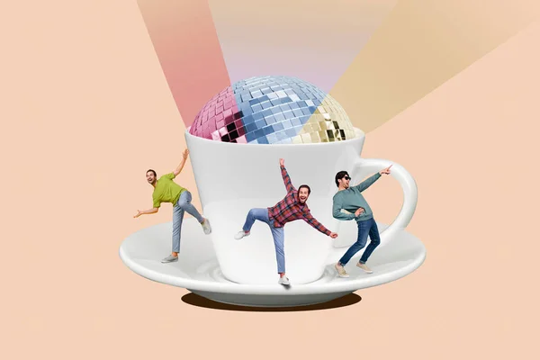 巨大なコーヒーカップディスコボールライトの近くで踊ることを楽しむ3人の創造的なコラージュの肖像画 — ストック写真
