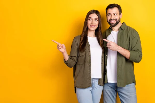 Foto Van Twee Positieve Vriendelijke Mensen Geven Vinger Lege Ruimte — Stockfoto