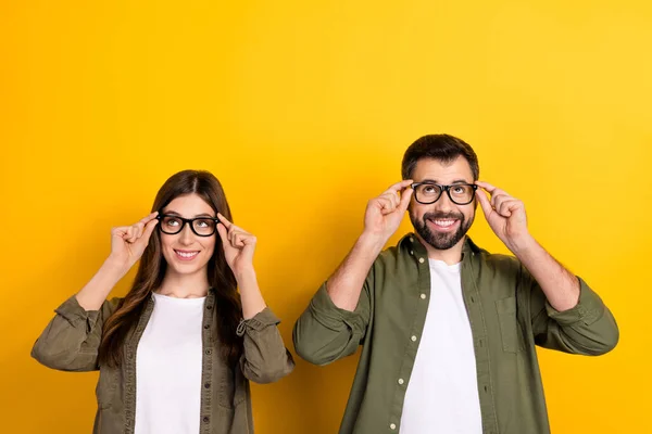 积极聪明的男女配戴眼镜的照片向上看黄色背景的促销广告 — 图库照片