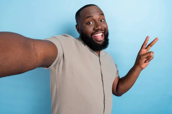 Porträt Der Aufgeregten Positiven Person Nehmen Selfie Hand Finger Demonstrieren — Stockfoto